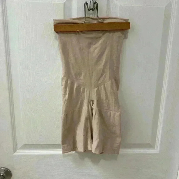 Spanx • High Waisted Mid Thigh Shaping Shorts • Women’s Shapewear Nude size Med - Picture 1 of 6